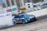 Sfida la polizia driftando su strada